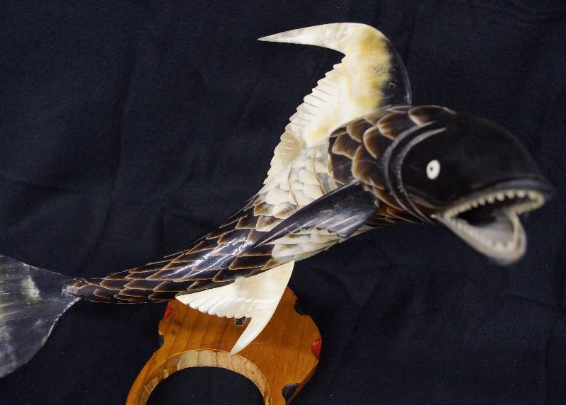 lot 8168 image: AMAZING Fish carved from an animal horn with a stand - MUST SEE