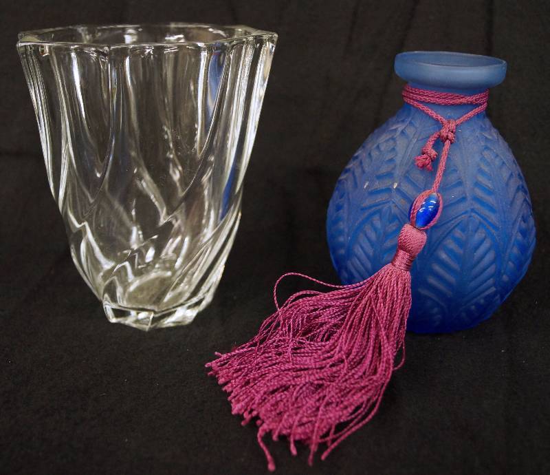 lot 8174 image: LOT of nice home decor pieces - Cobalt Glass Vase - BALOS 1987 - Tin bucket and Glass Vase