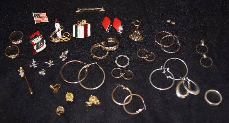 lot 8175 image: Lot of Jewelry - Earrings, Rings, Pins, etc. Take a look -)