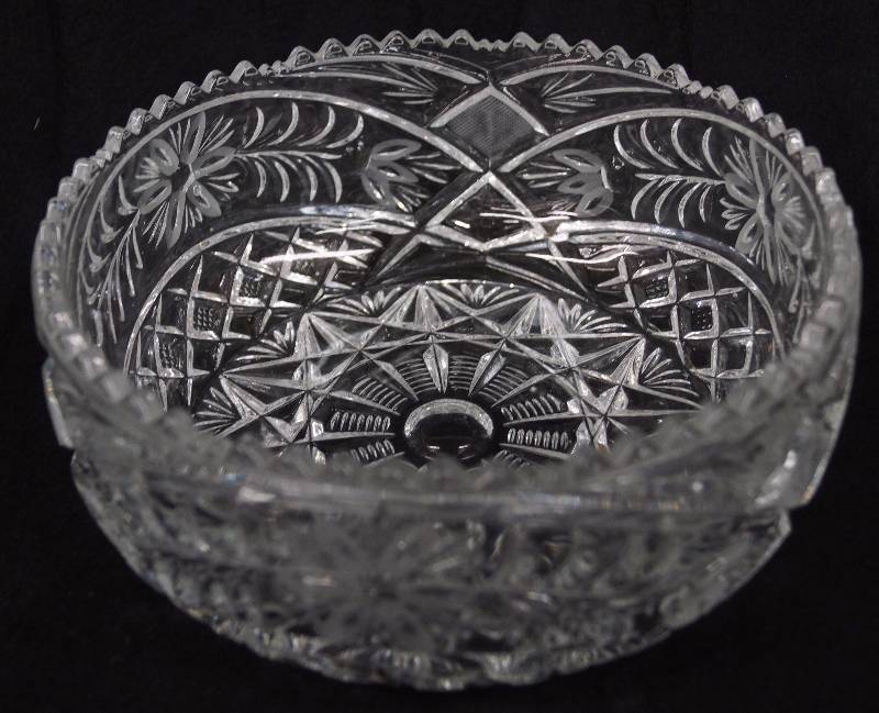 lot 8192 image: Beautiful Glass Dish - Deep and 8 in diameter - PRETTY