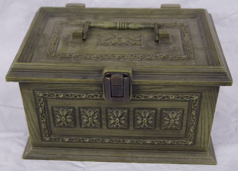 lot 8210 image: VINTAGE Max Klein Avocado Green Plastic Storage Sewing Box SC 4015 WITH Tray & sewing contents