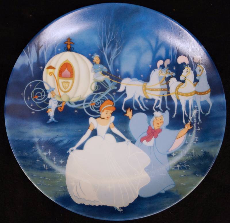 lot 8284 image: 1988 Walt Disneys CINDERELLA - Bibbidi - Bobbidi - Boo - Collectors Plate