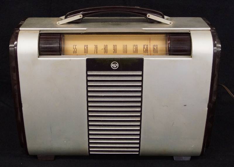 lot 8295 image: Vintage RCA Victor Model 8BX6 ACDC TUBE Radio - Super Find