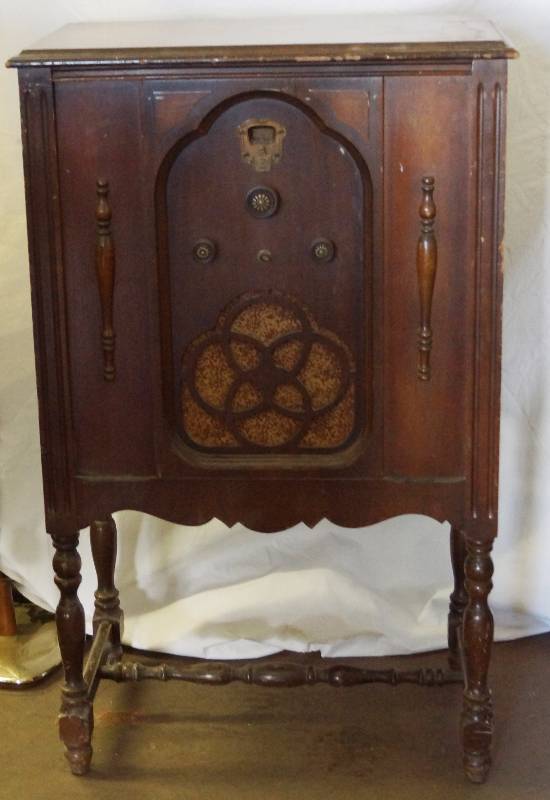 lot 8365 image: Vintage Floor Standing Wooden Cased Radio made by C. A. Earl Radio