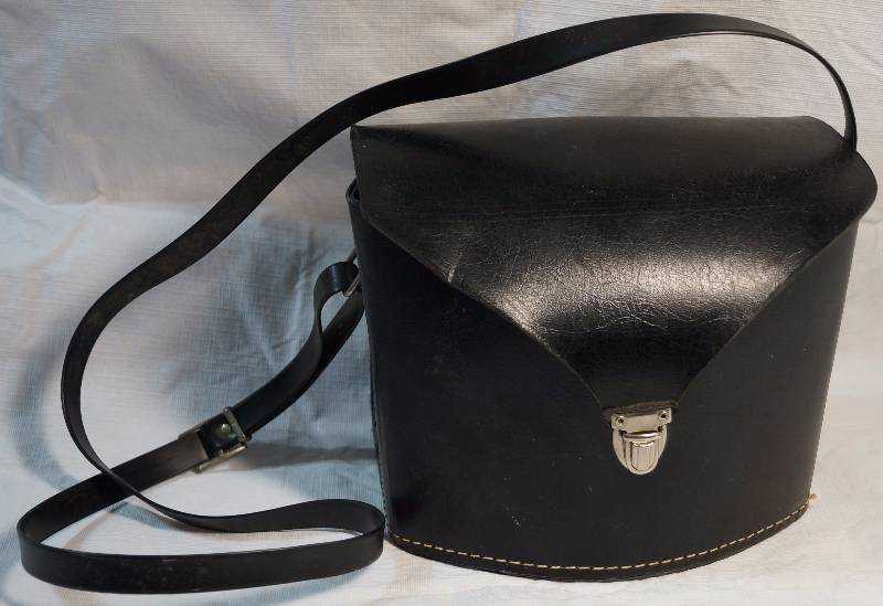 lot 8370 image: Vintage Polaroid Camera - Swinger - Land Model 20 - NICE With Case