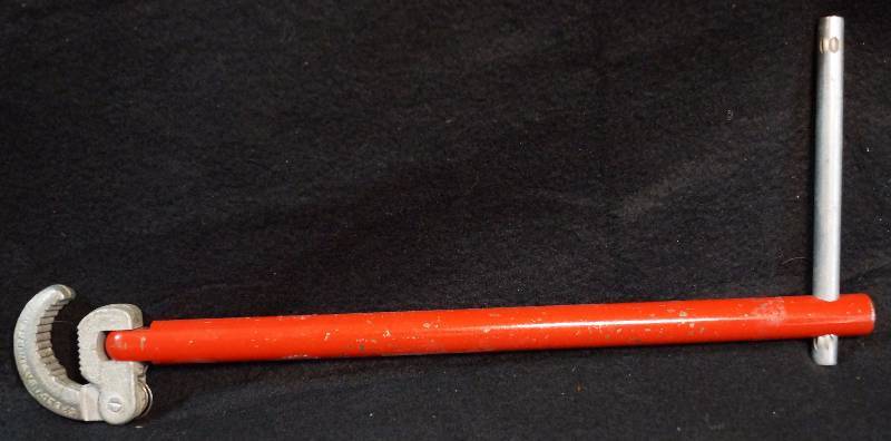 lot 8373 image: Pipe Wrench - 11 NICE - Speedy Basin Wrench - Chicago Spec MFG Co. RED
