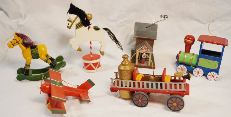 lot 8375 image: Lot of 6 - Wooden Christmas Ornaments - MUST SEE GAS STATION