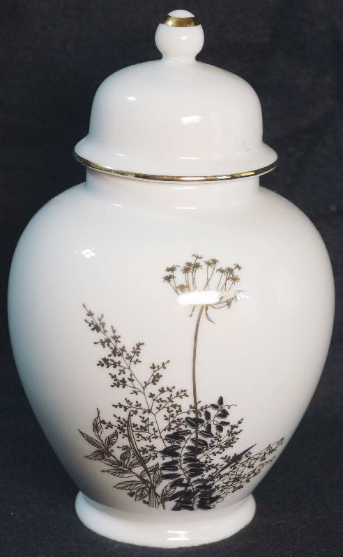 lot 8381 image: Japanese Ginger Pot  Vase with Lid - Very pretty - Made in Japan
