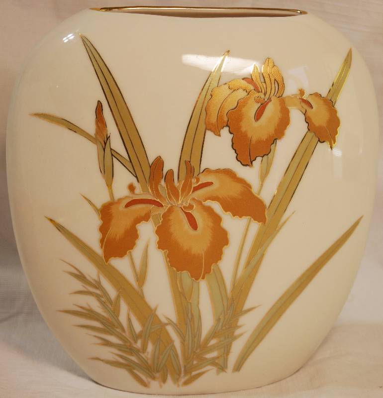 lot 8386 image: Beautiful Japanese White Iris Vase - Fine China