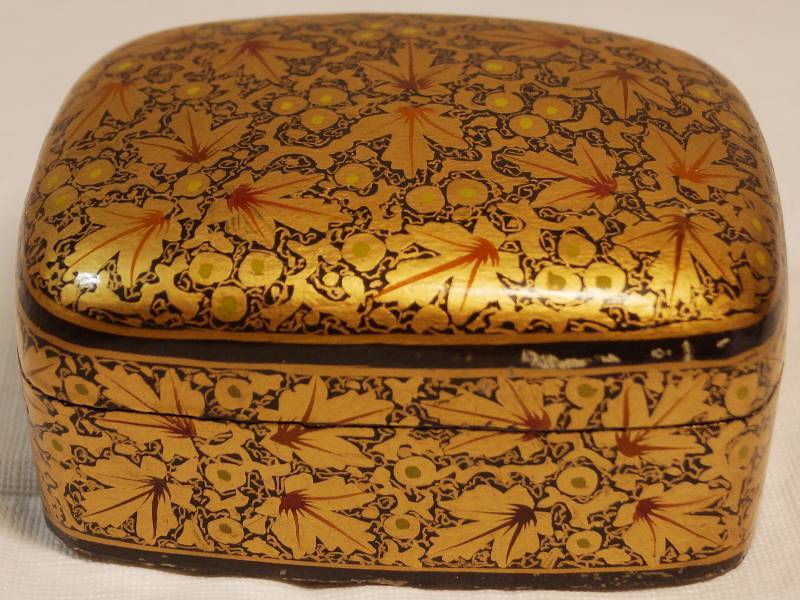 lot 8453 image: Pretty Golden Trinket Box - Home Deor