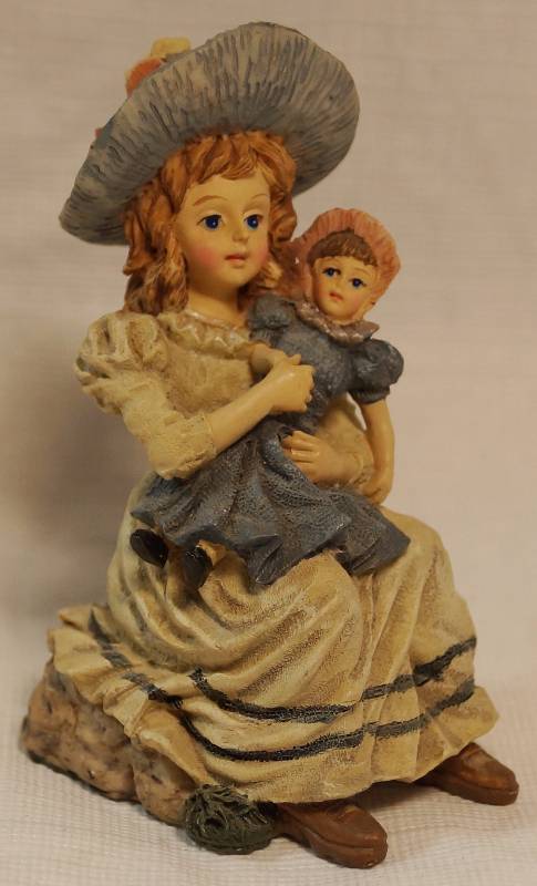 lot 8455 image: Colonial Style Mother and Child Figurine Collectible - So Cute