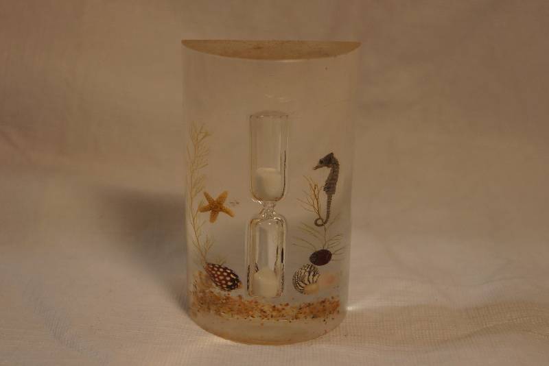 lot 8456 image: Decorative Timer - Enclosed in acrylic with a beach theme. Starfish, seahorse etc.