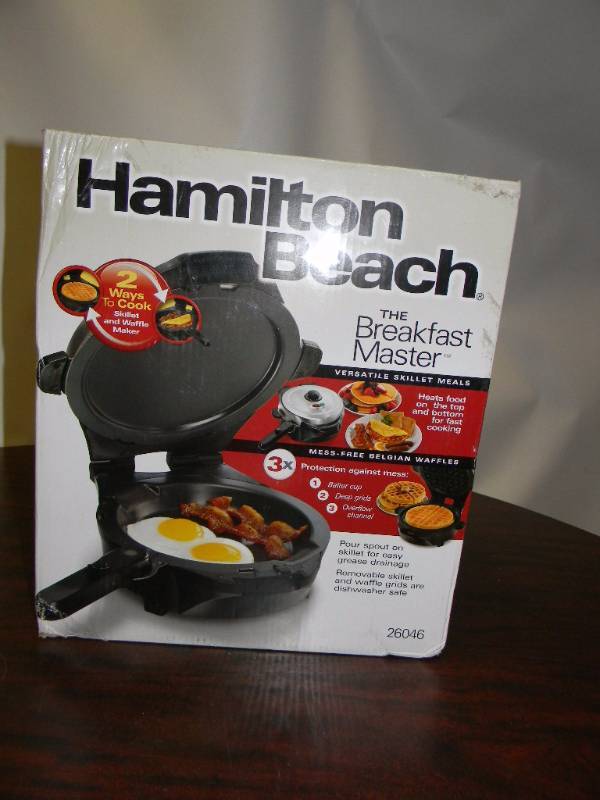 lot 7086 image: Hamilton Beach 26046 The Breakfast Master Skillet and Waffle Maker