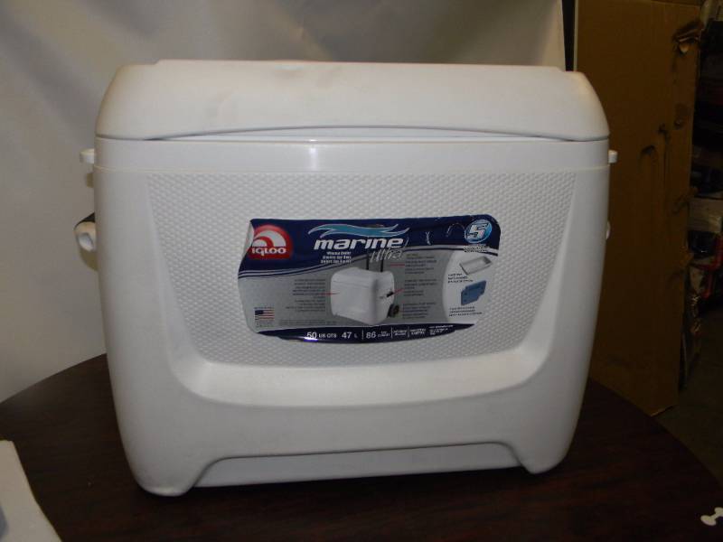 lot 7101 image: Igloo Marine Breeze Roller Cooler