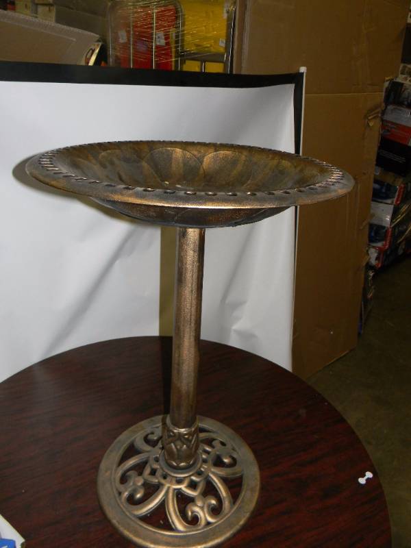 lot 7105 image: Pedestal Bird Bath