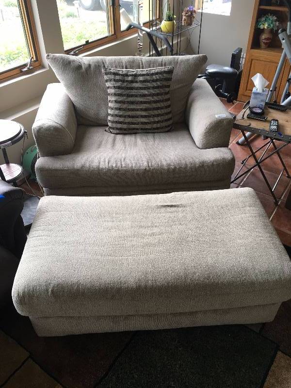 lot 421 image: Over sized Chair and Ottoman