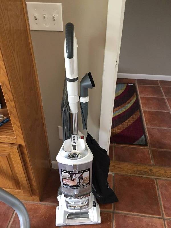 lot 424 image: Shark Navigator Lift Away Professional Vacuum