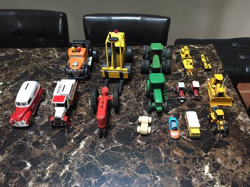 lot 442 image: Large lot of Dicast & Pressed Steel Toy Vehicles