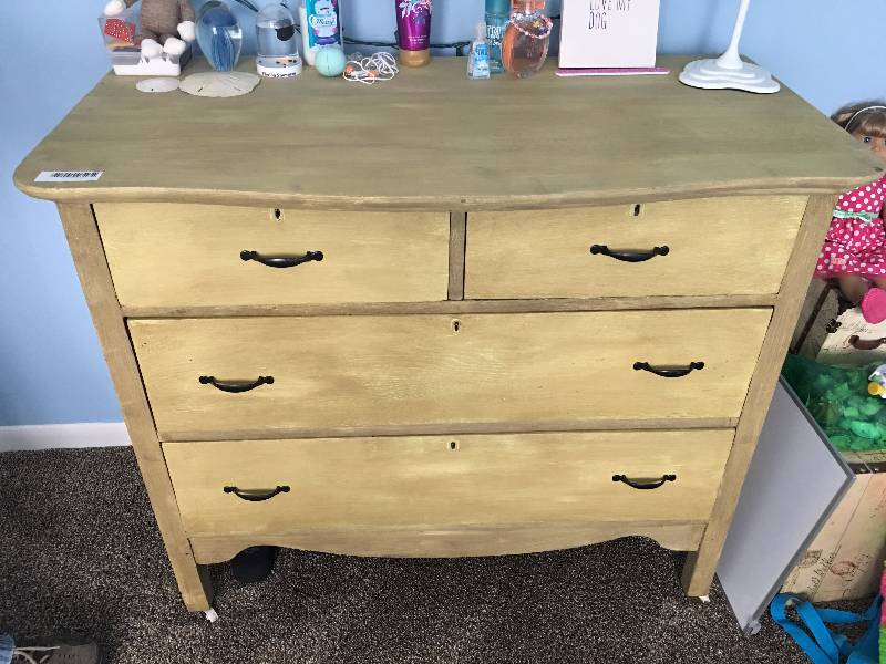 lot 447 image: Antique Dresser