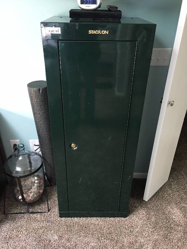 lot 457 image: Stack-On Gun Safe