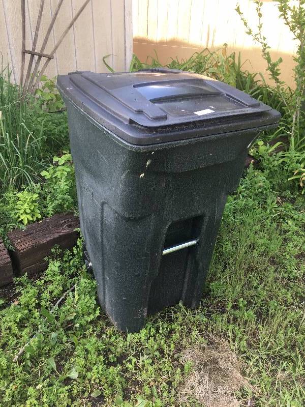 lot 515 image: Rolling Trash Can with Lid