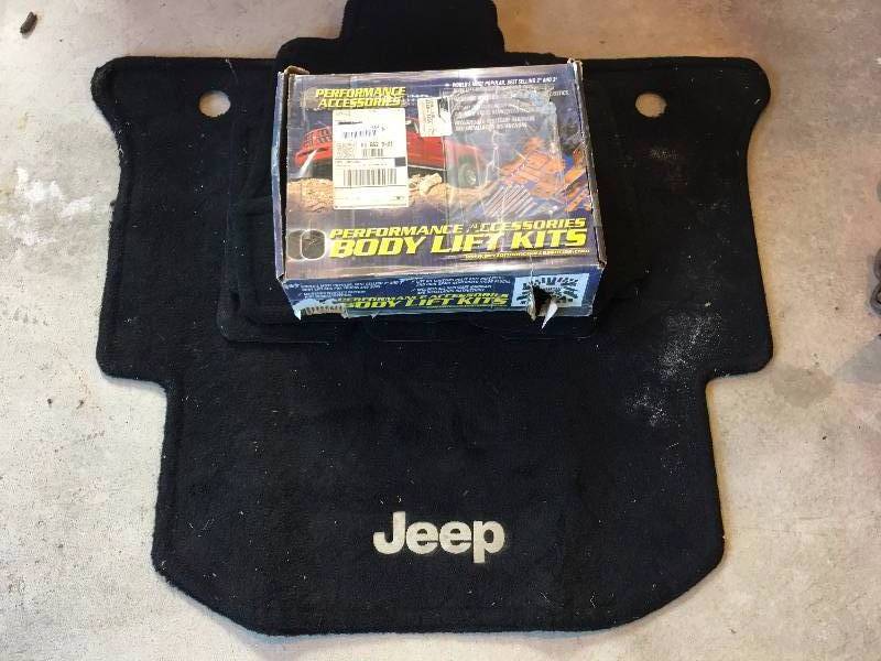 lot 484 image: Lot of Jeep Accessories