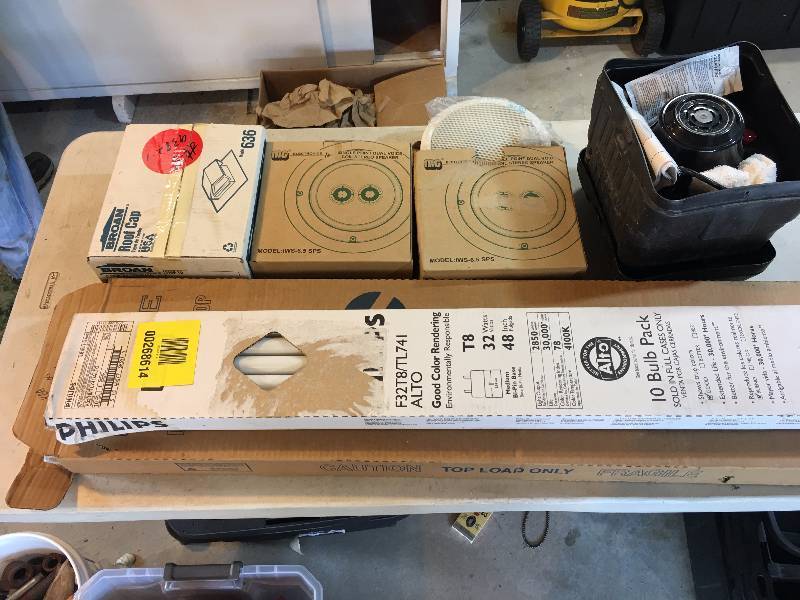 lot 533 image: Craftsman Buffer, Light Fixture & Misc.