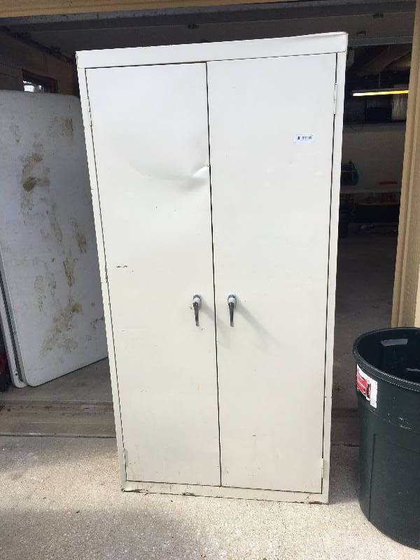 lot 559 image: Metal Storage Cabinet WITH KEY