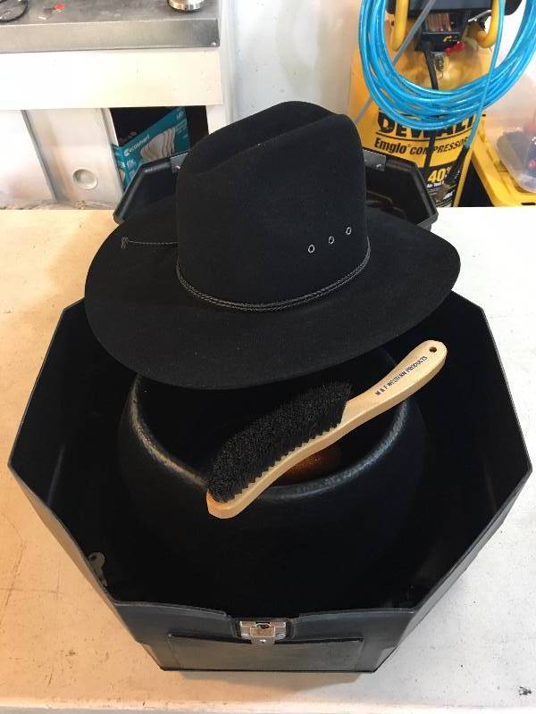lot 564 image: Stetson 4X Beaver Cowboy Hat with Hard Case