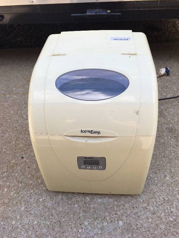 lot 394 image: DANBY DESIGNER COUNTERTOP 3 POUND ICE MACHINE
