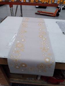 lot 10875 image: Retail - $44.25 Martha Stewart Holiday Snowflake Table Runner