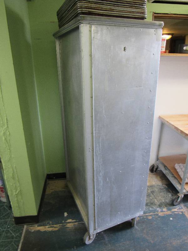 lot 948 image: Mobile Heating HoldingProofer Cabinet