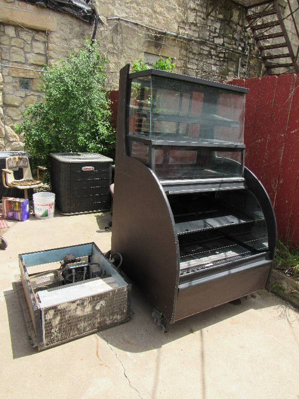 lot 990 image: Columbus Dual Service Refrigerated DeliBakery Display Case