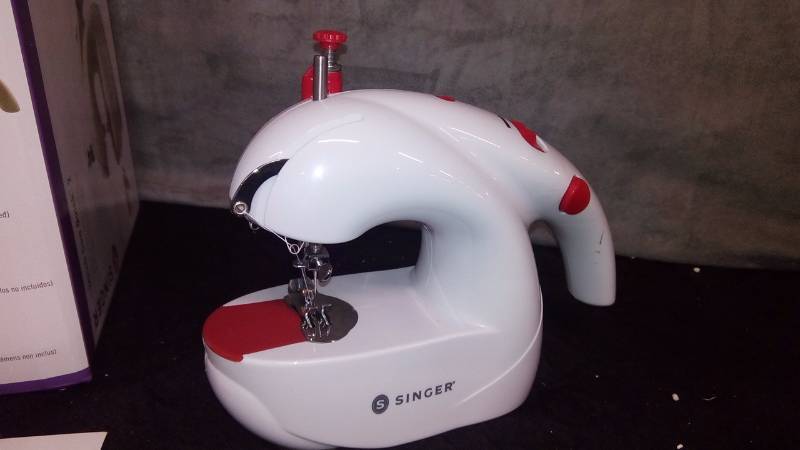 lot 7237 image: SINGER stitch see quick 2