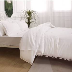 lot 29386 image: YIRDDEO QUEEN WHITE COMFORTER SET