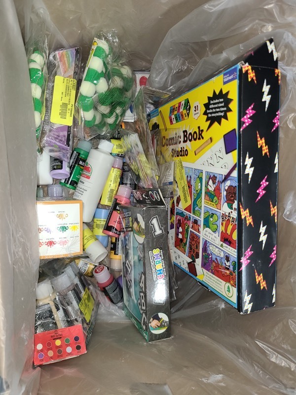 lot 2639 image: Miscellaneous Paint Arts and Craft Box