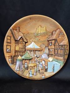 lot 103 image: Ceramic 13 Wall Decor Painted Plate Castle Village