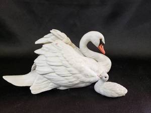 lot 109 image: Masterpiece Porcelain Graceful Reflections Swans by HOMCO Swan and Baby Figures Hand Painted Porcelain Cygnet