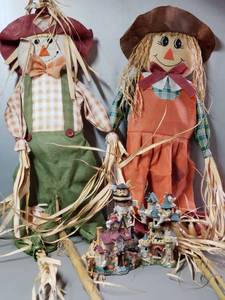 lot 122 image: Scarecrow Couple (Bodies 40 Long Plus Straw & Ground Stake) & Halloween Luminary Ceramic Village