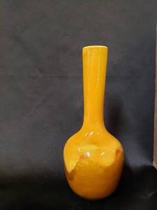 lot 128 image: Royal Haeger Marigold Agate Bud Vase w Original Gold Label