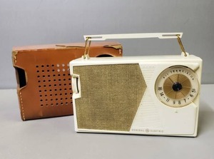 lot 152 image: Vintage 1960s General Electric All Transistor AM Radio With Leather Case