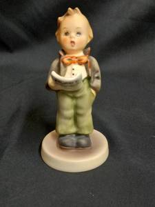 lot 162 image: Soloist M.I.Hummel W.Goebel 135 TMK-2 FB Incised Full Bee West Germany