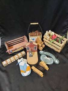 lot 221 image: Farmhouse Home Decor