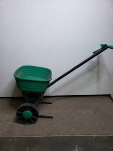 lot 233 image: SeedFertilizer Spreader