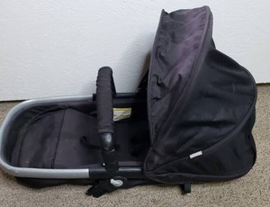 lot 239 image: 30 Urbini Portable Bassinet