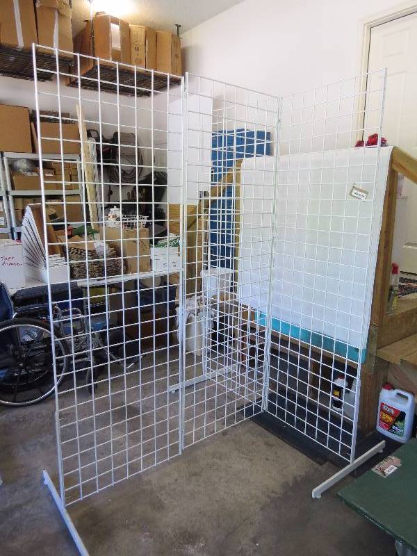 lot 8 image: Wire Grid Wall (white)