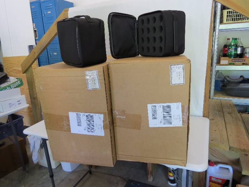 lot 31 image: Lot of 24 Small Insulated Carrying Cases