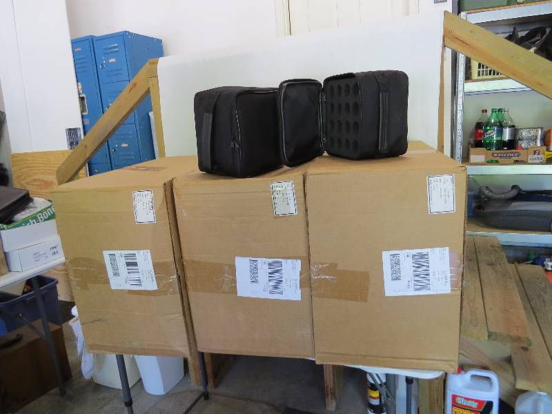 lot 33 image: Lot of 34 Small Insulated Carrying Cases