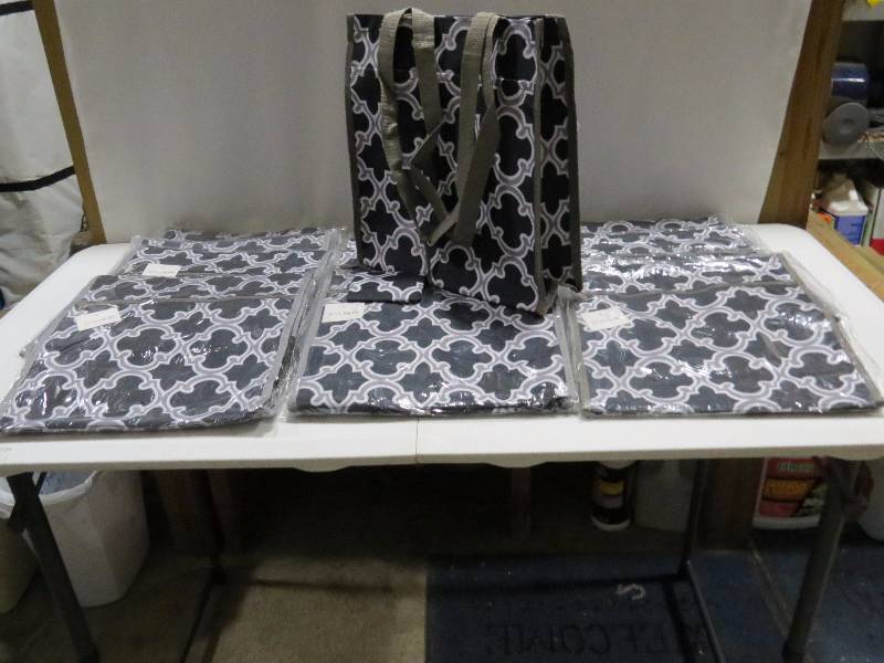 lot 75 image: Lot of 12 BlackGray Quatrefoil Square Tote Bags