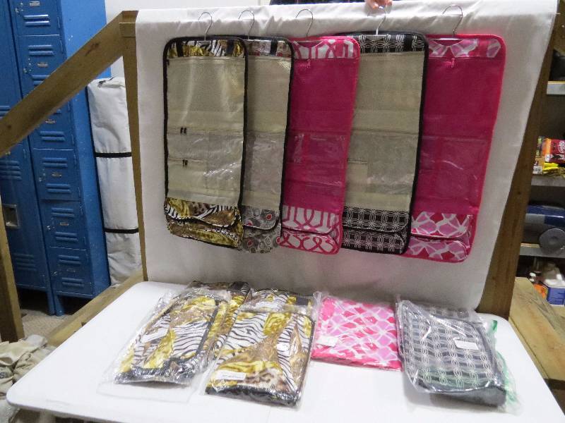 lot 95 image: Lot of 15 Assorted HangingTravel Cosmetic Bags